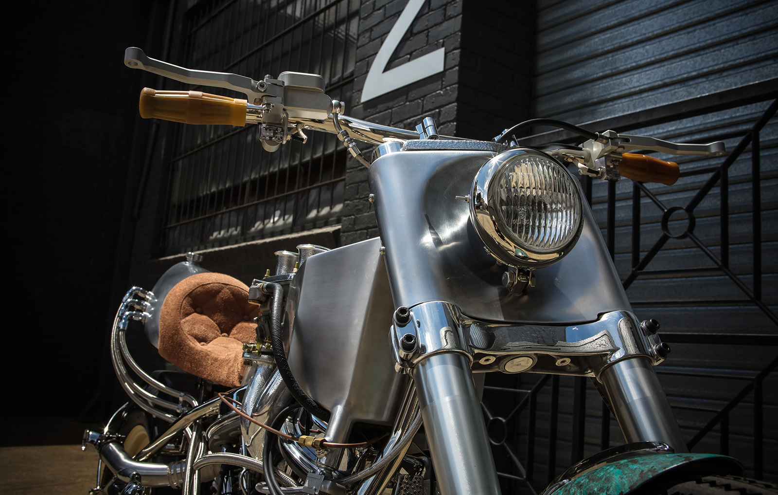 前總的設定相當厚實，美式肌肉感十足