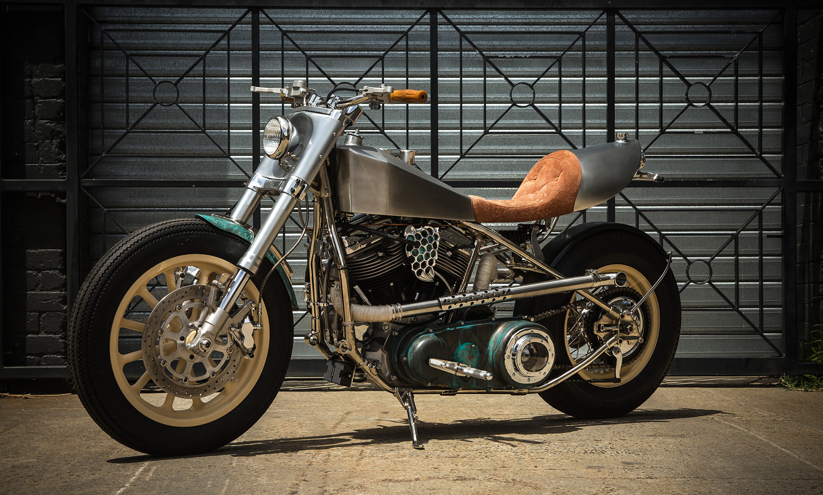 左側的上繞排氣管沒有躲避採發桿的問題，但加裝了一塊防燙飾蓋