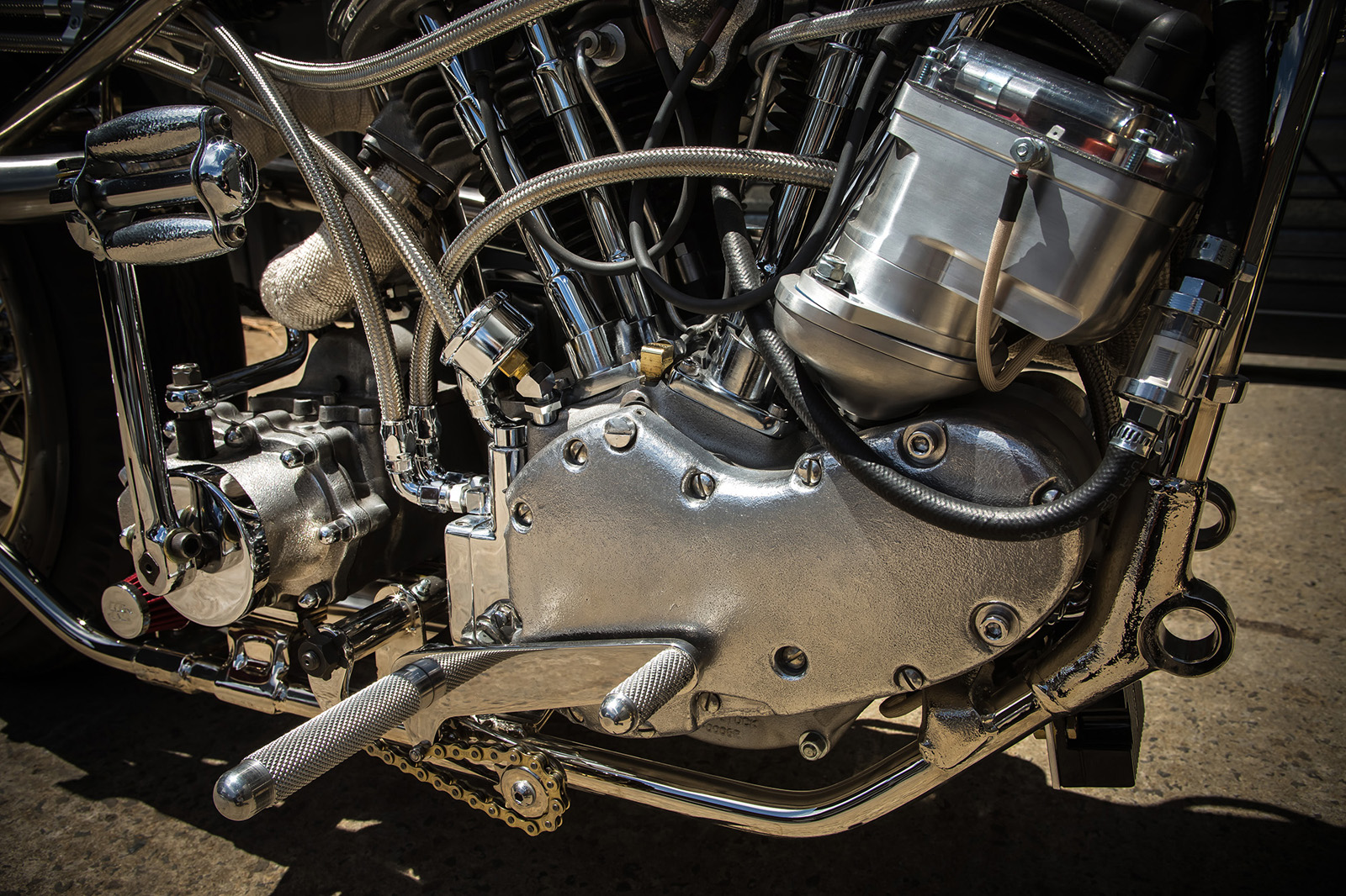 踩發桿的作動路徑也是側繞排氣管需要考量的必要條件之一