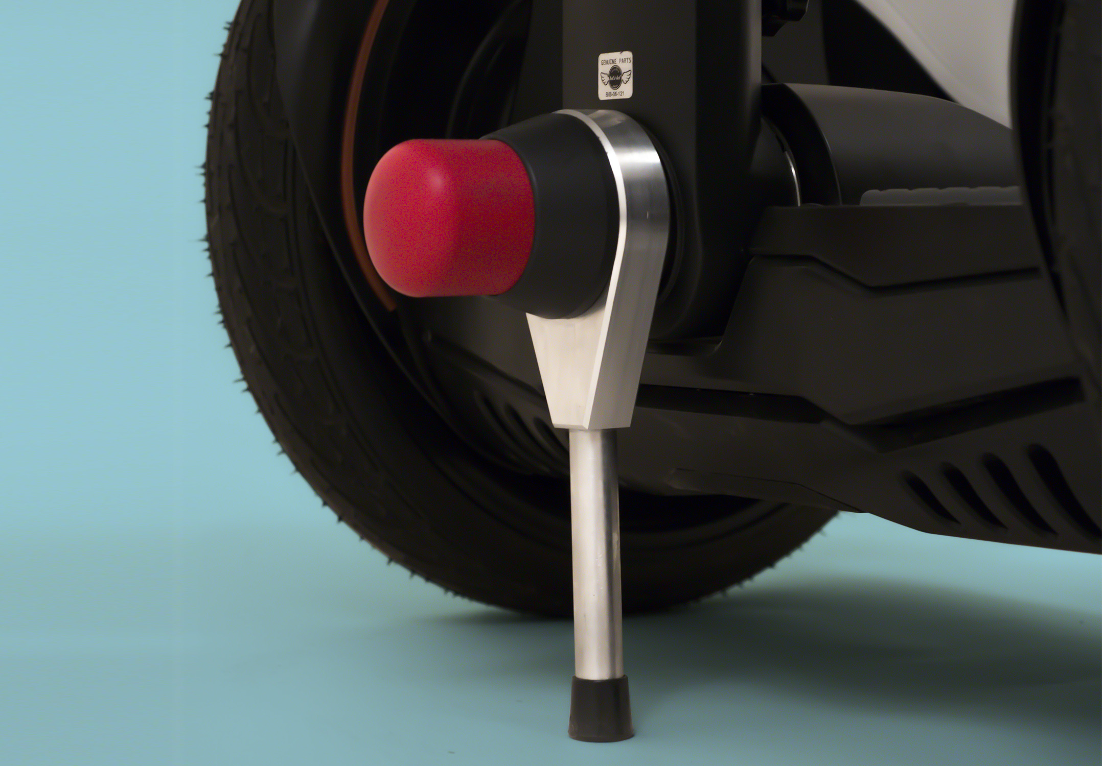 由於金屬車殼使配重向前,ZERO SCOOTER另外追加了停放時的立架