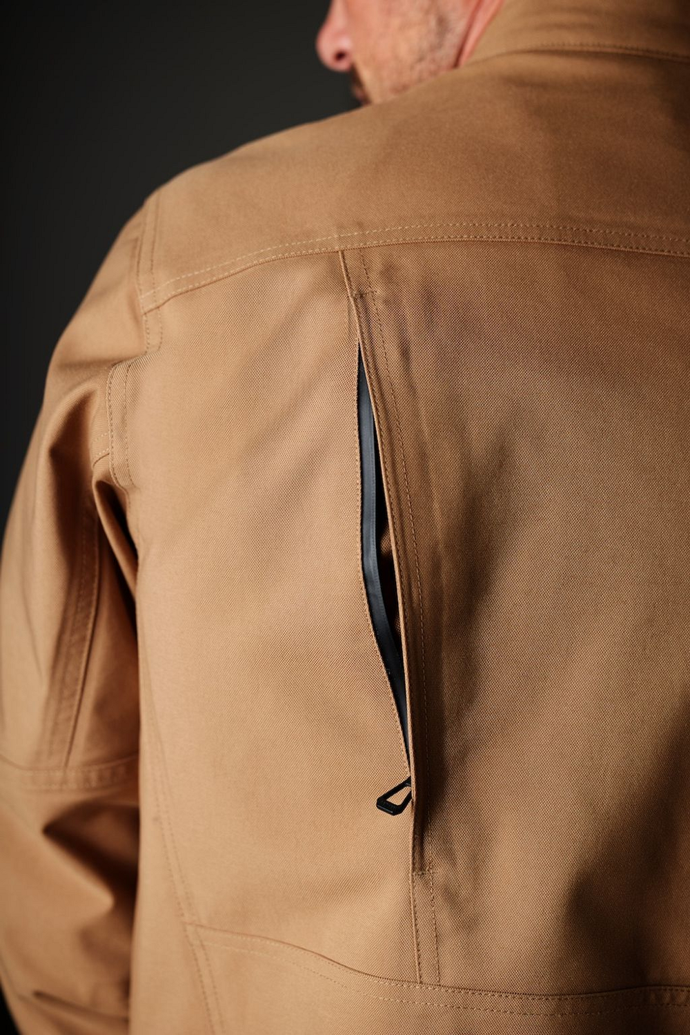 為了改善悶熱、不通風的特性,外套前後都有著拉鍊設計可以開啟通風孔