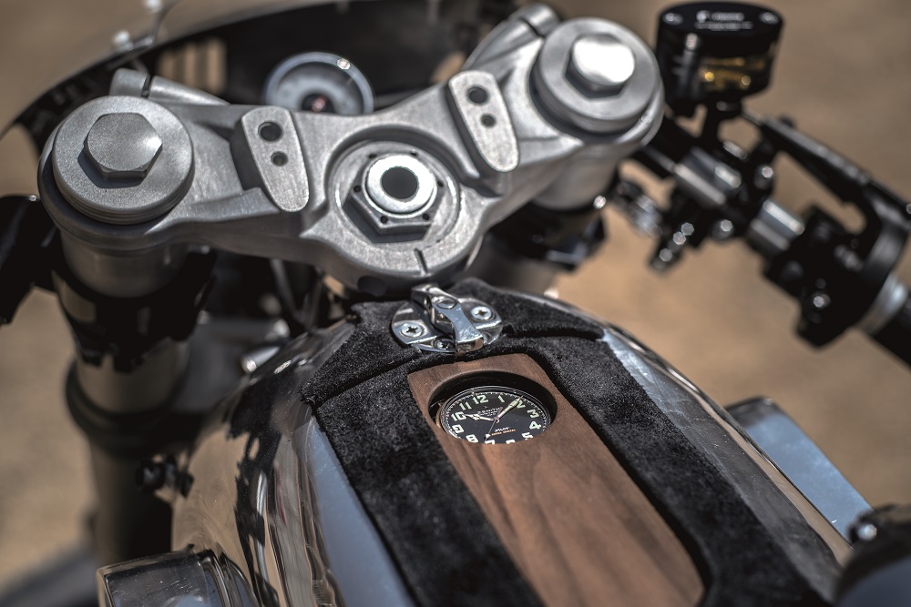 手工的部分在於鋁合金打造的頭罩,油箱與坐墊;油箱上面鑲著一塊Zenith機械錶