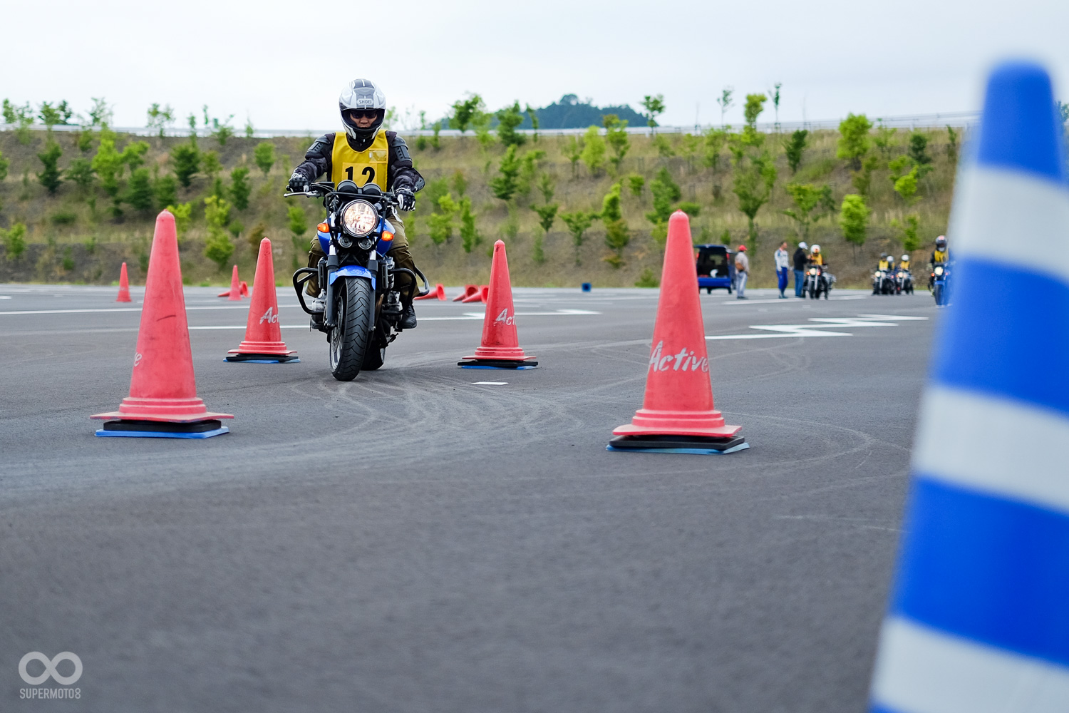 直線一本橋之後是閃電型的一本橋,學員必須全程將前後輪保持在白線內通過,閃電一本橋的難度除了要將車輪維持在極窄的白線內,更要將前輪很精準地只在折角處外緣轉向,如此後輪才能不超出區域