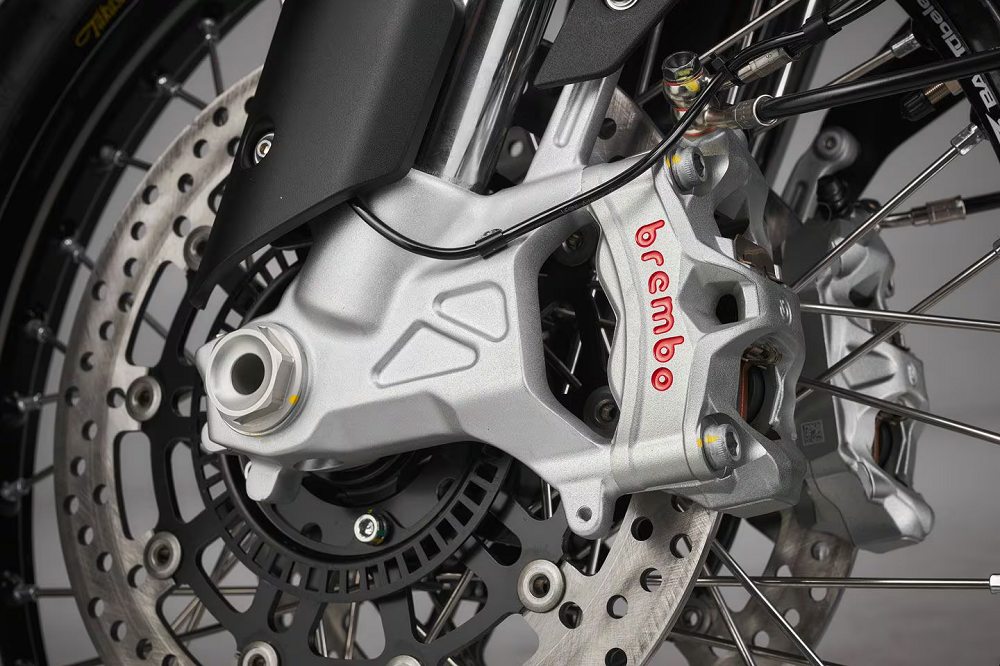 制動部分採用著Brembo四活塞卡鉗