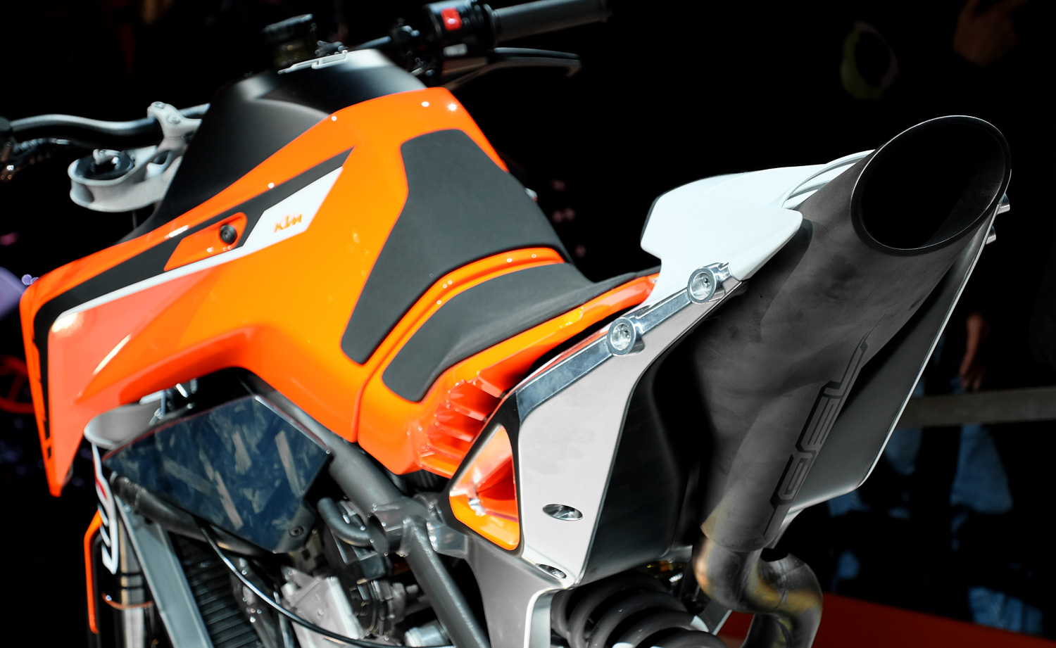 Prototype所使用與坐墊一體式設計的中置排氣管