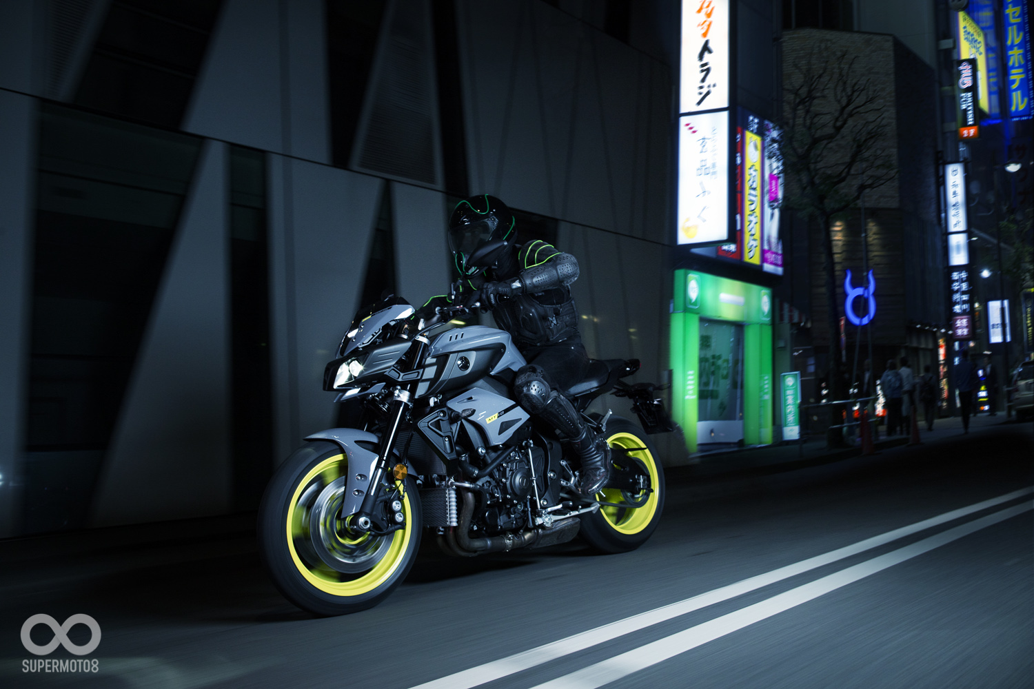 MT-10穿著軍灰車色與螢光色輪框，散發機械獸的科技味