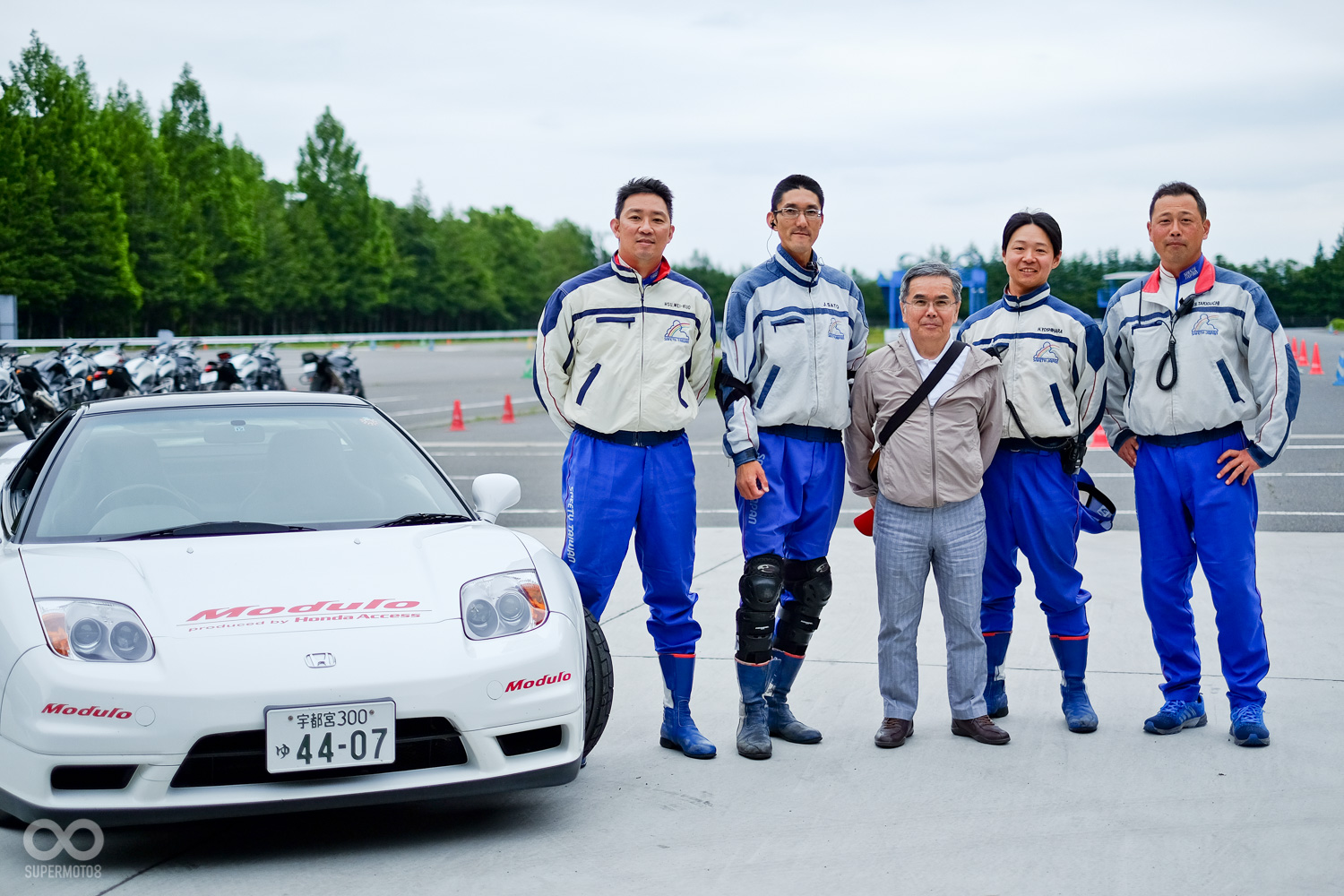 用過午餐後回到訓練場地,只見好幾輛CB1300,CB1100,CB400,NC700S,VTR250等車排列成陣,皆提供學員試乘。旁邊還有一輛俗稱東洋法拉利的HONDA NSX 超跑,在台灣的能見度比法拉利還低