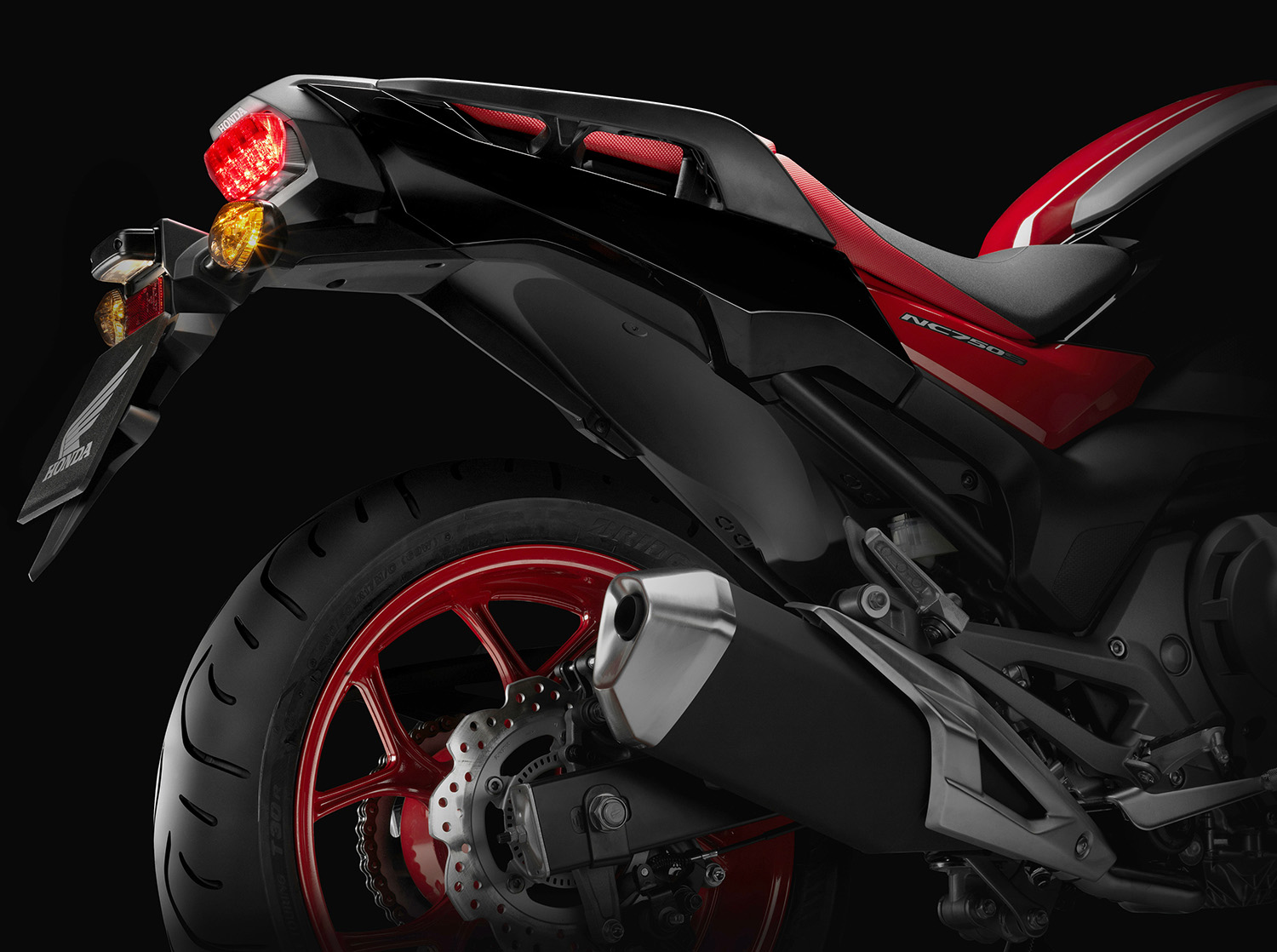 2016 HONDA NC750S 搭配造型更動感的短翹排氣管