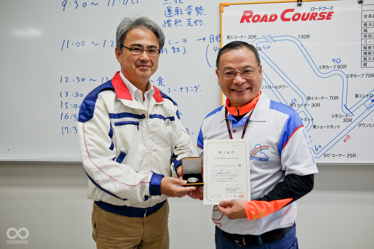 試駕結束後眾學員協助將車加滿油,遷回車庫內放好,準備接受完成課程的結業證書頒發。由HONDA Taiwan 主辦的茂木安駕課程至此也告一段落