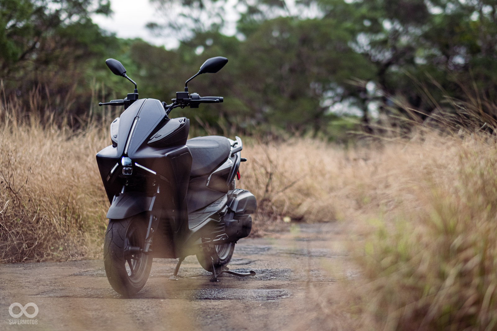 YAMAHA AUGUR擁有轉向輔助燈、可變色溫頭燈以及TFT智慧儀錶等多項高級科技配備