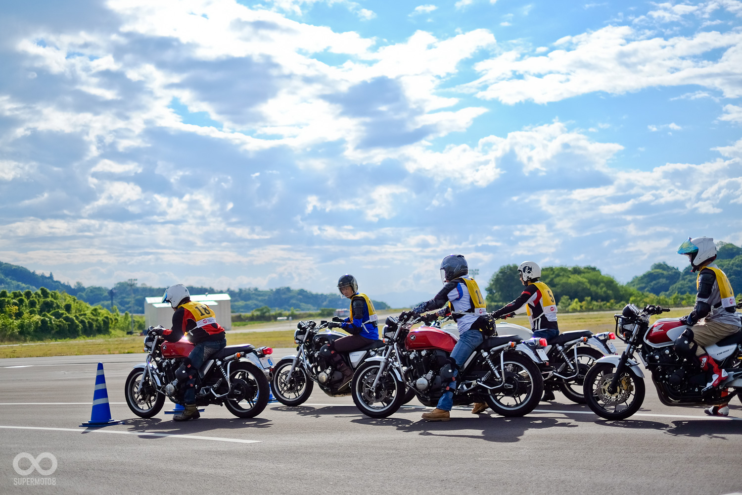 當台灣接連下了好幾天雨,茂木賽車場正是晴天微涼,車好場地棒又安全,如果台灣親友當時知道這個差距,應該會想打你