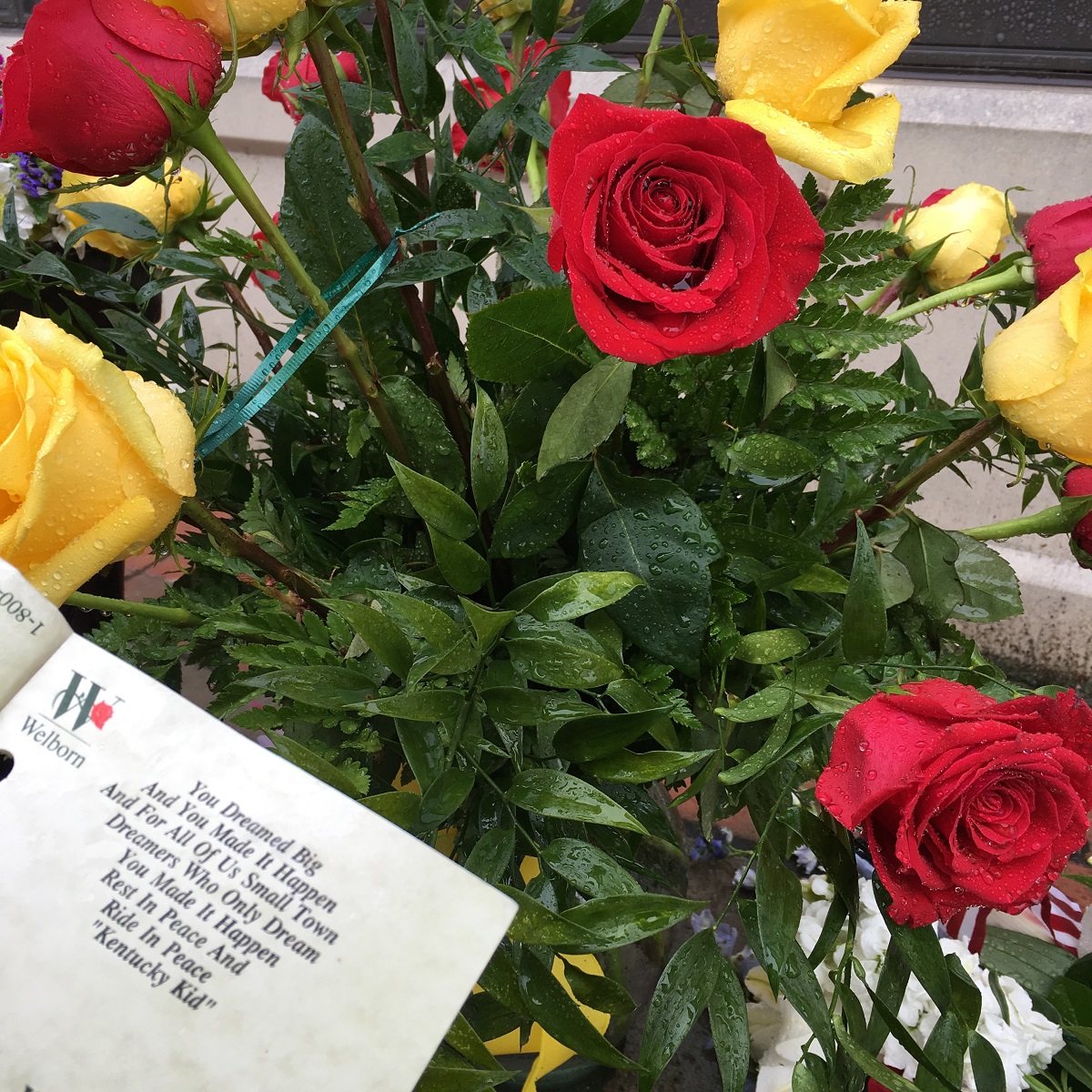 來自於當地居民的致意卡片內容，真切的表達出對Nicky的情感。