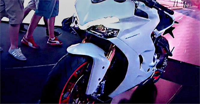 Ducati SuperSport S造型上與Panigale有幾分神似,細部則呈現不同的設計風格。