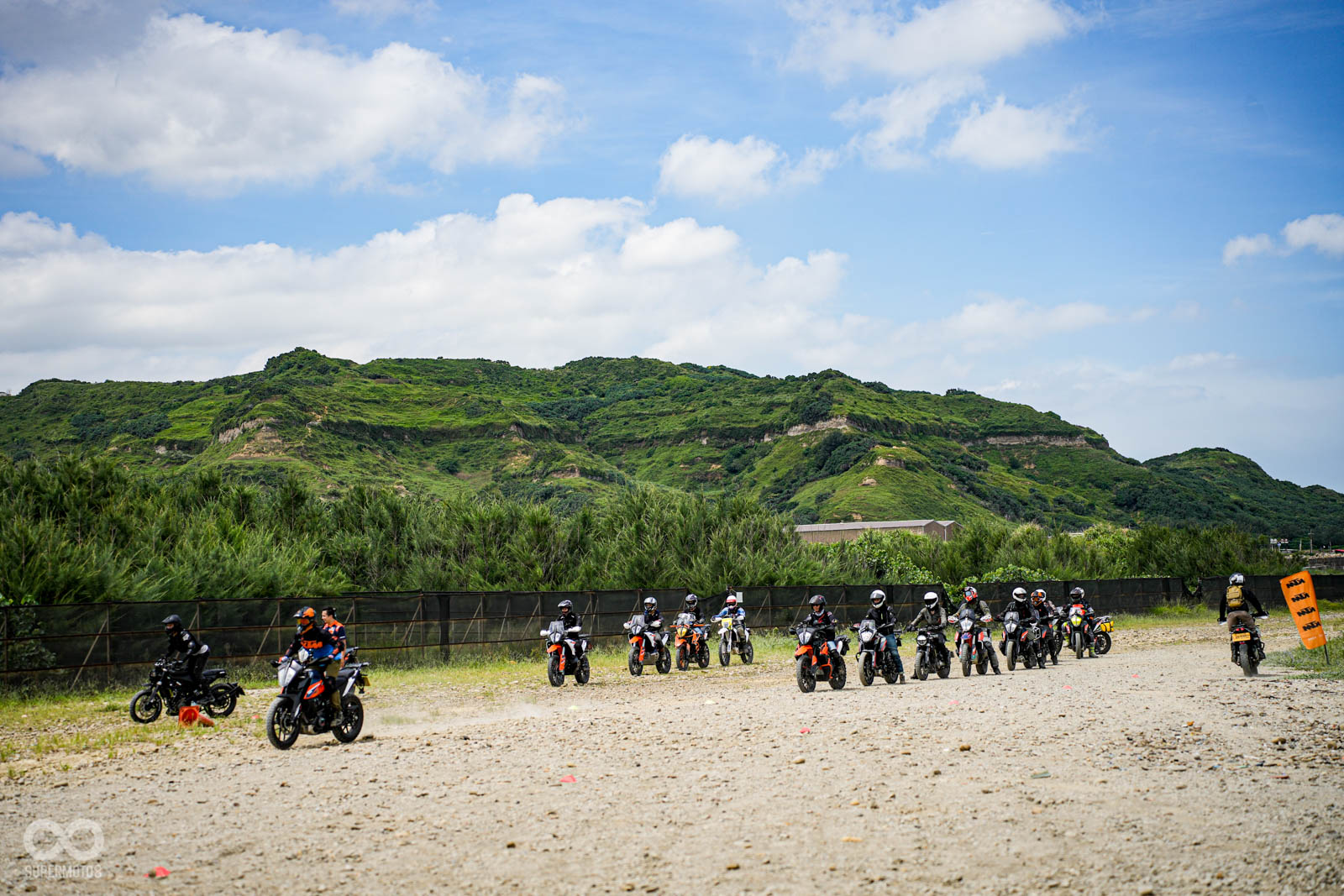 車友們排成兩列練習越野路面上的加速和減速