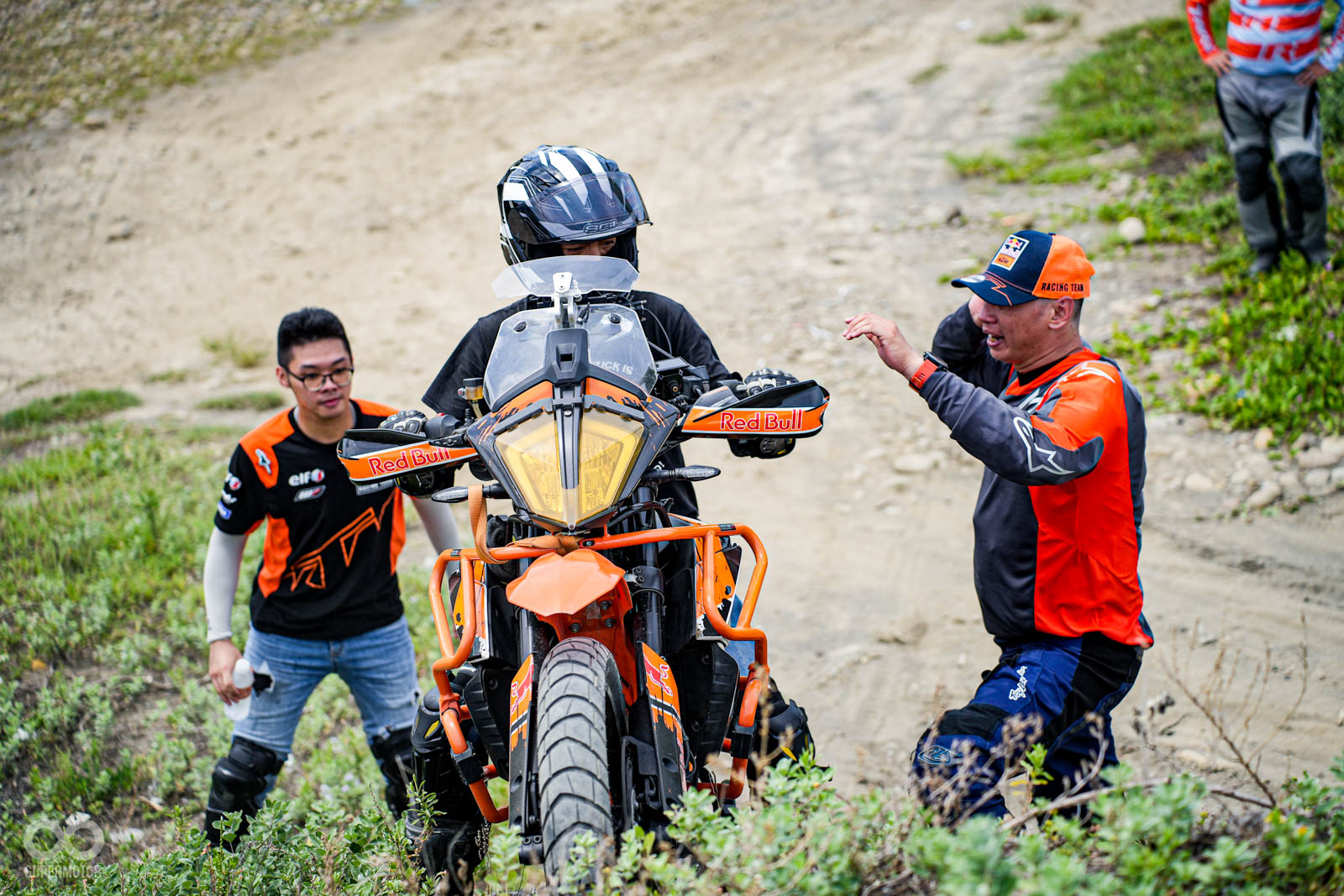 超斜、超軟的沙地坡,只要操作正確也能穩穩的把車停在斜坡上