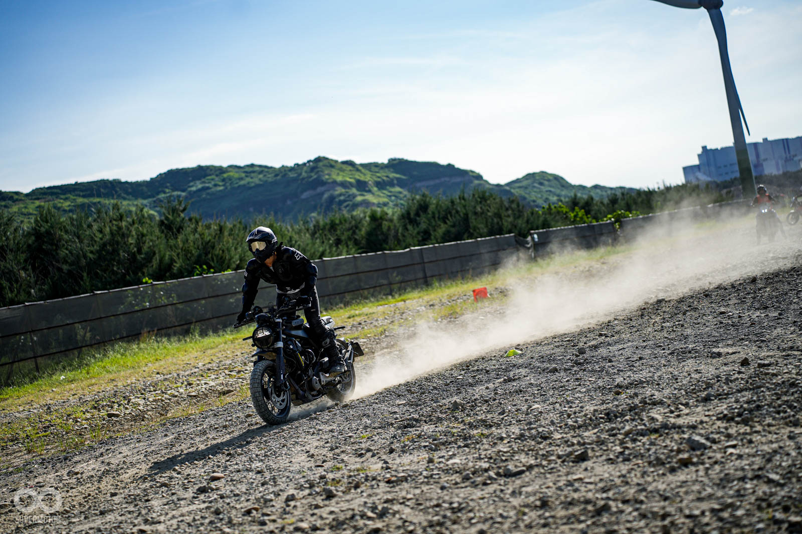 來參加的車款除了過去常見的KTM ADV車系外,也有Husqvarna Svartpilen 401跟FE250越野車等