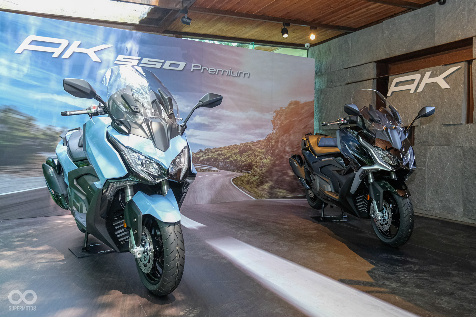 除了我們拍攝的棕色之外，現場也擺出藍色、黑色的車款色系！