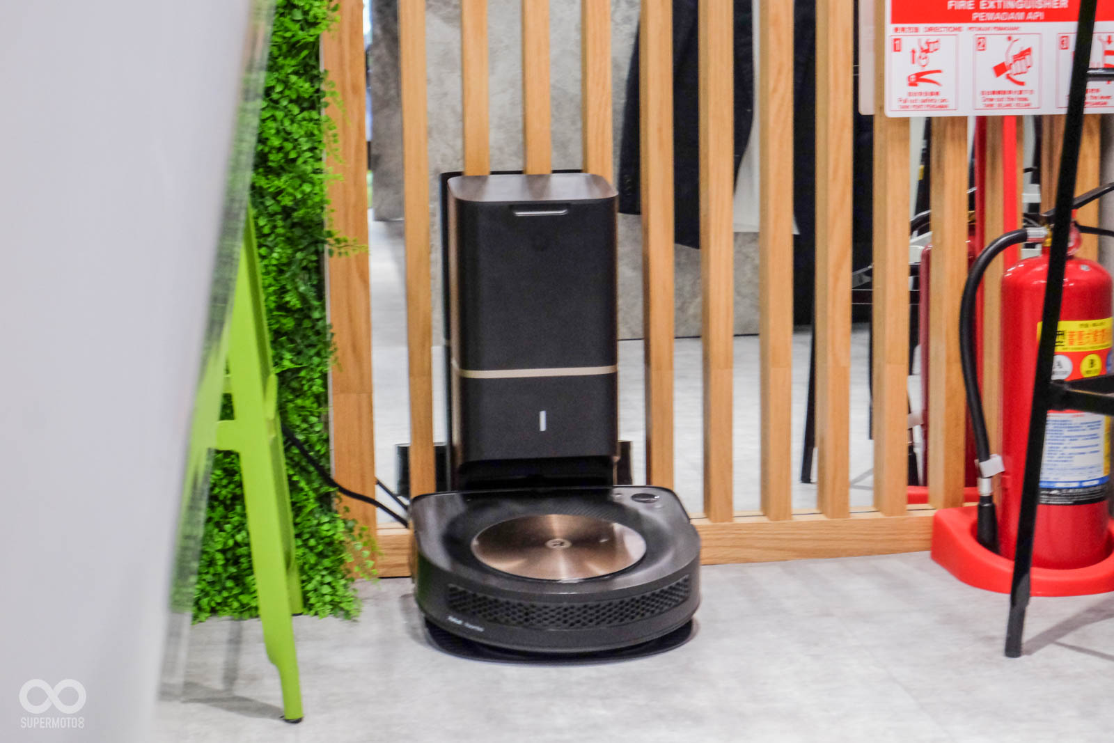 甚至還有掃地機器人，我想店員的工作負擔也可以減輕吧