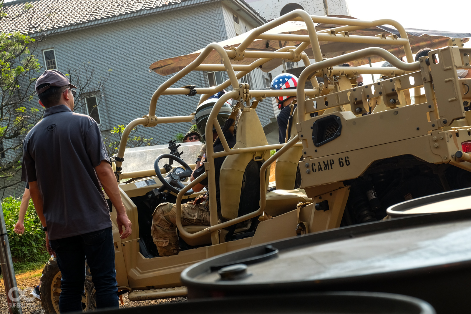 上車前看著複雜的防滾籠，就知道這台車的來頭不小