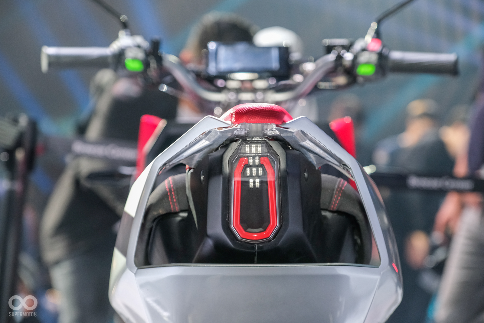 簍空的車尾燈設計看起來超級熱血