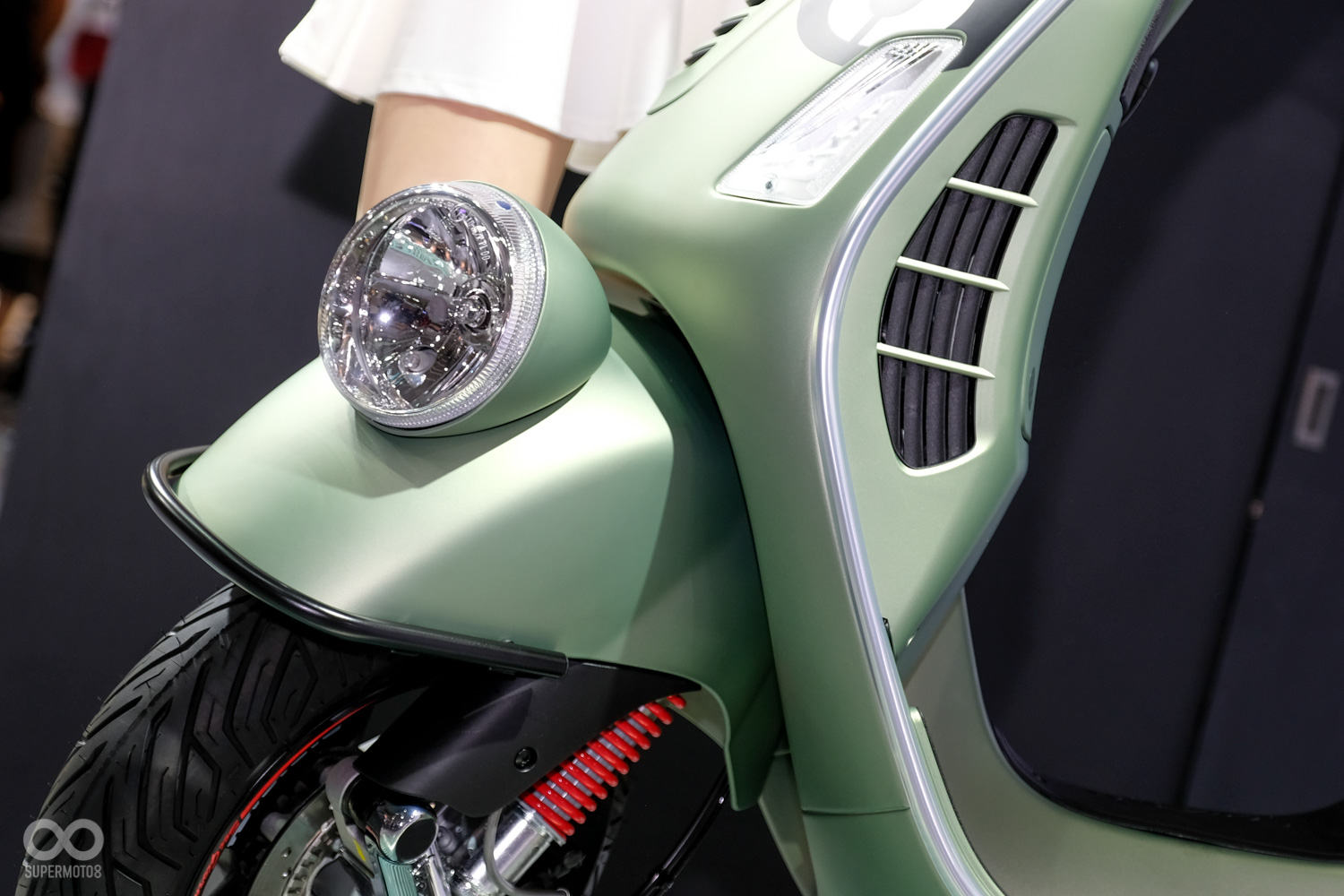 移置前土除上的大燈無疑是要向當年的經典賽車致敬。