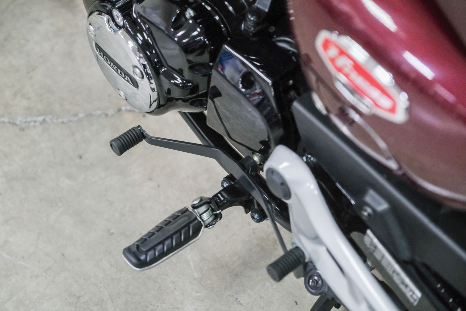 前後都有踩踏點的打檔桿,以黃牌級距車款來說相當少見