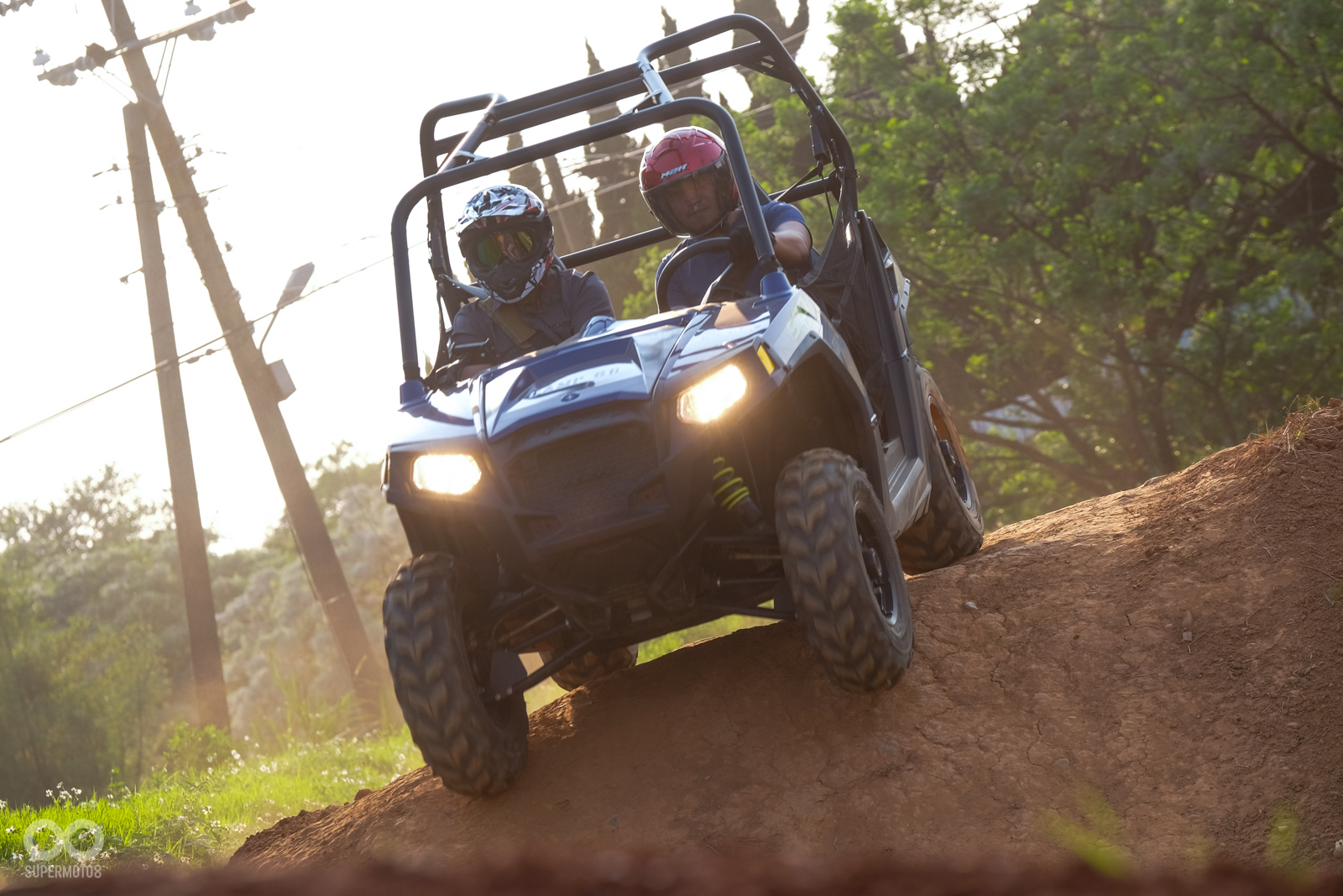 下坡時也不需要過多的煞車控制，僅需放掉油門自然地以引擎煞車輔助就能順利通過