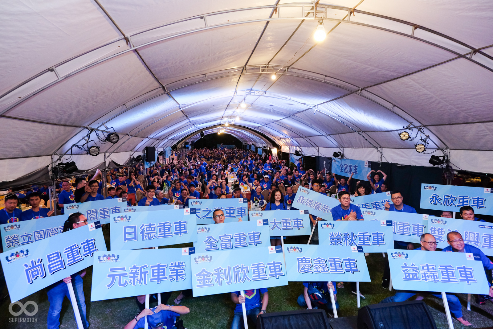 在晚宴開始前,現場將近60桌的車友,以及許多來自各地的車隊和經銷商進行大合照
