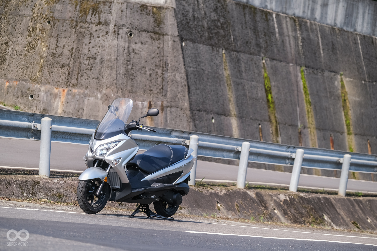 200c.c. SOHC水冷單缸引擎，擁有18PS@8,000RPM的最大馬力，以及16.8Nm@6,000RPM的最大扭力