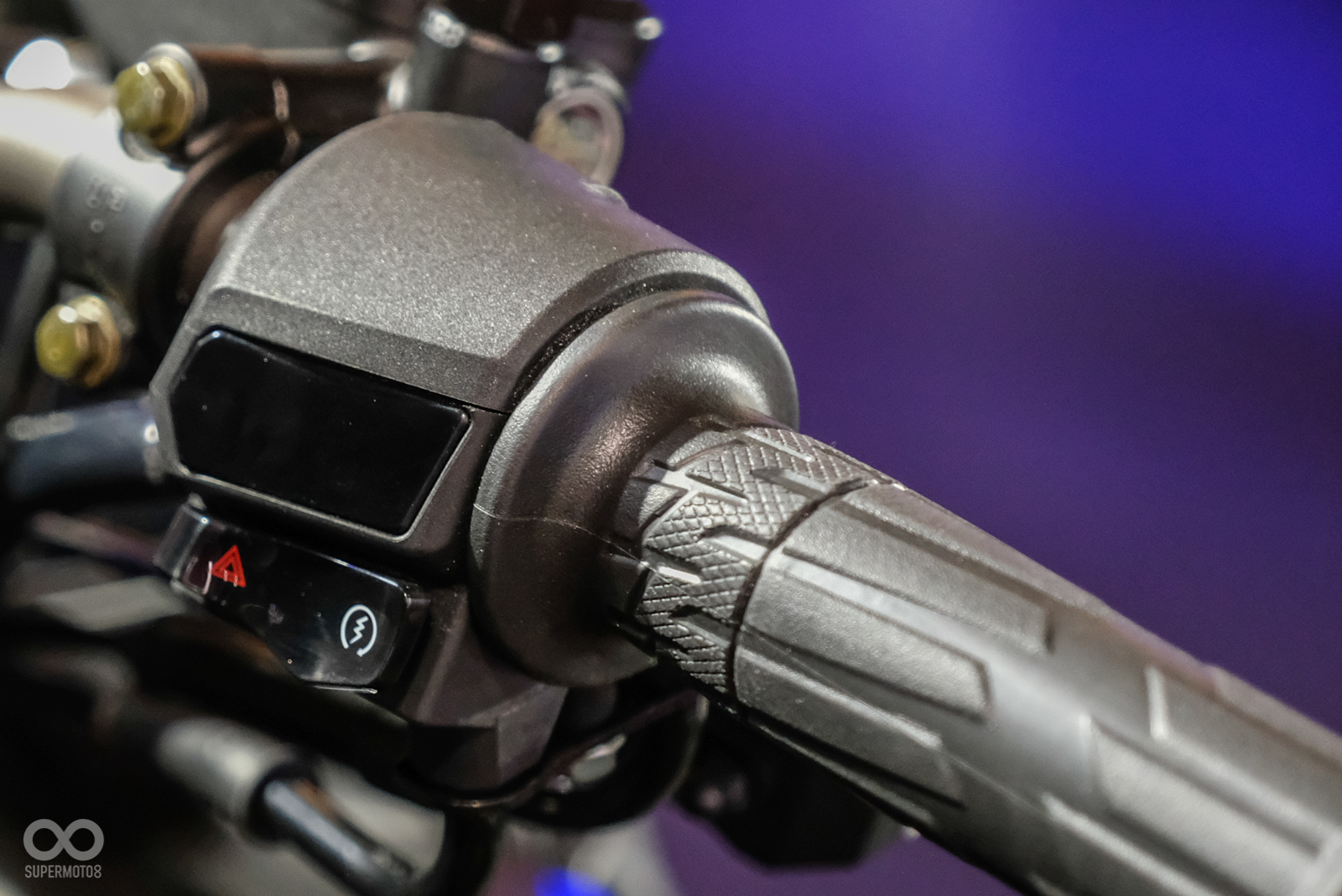 左側把手功能相當豐富，具有TCS開關