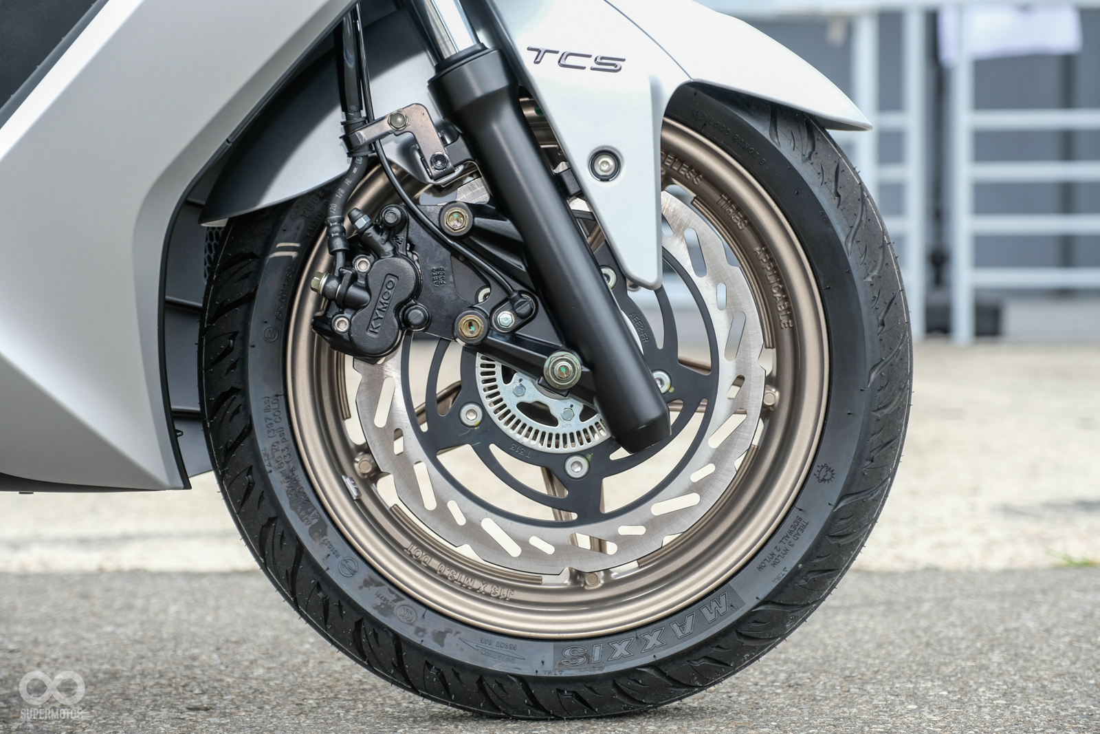 前輪煞車碟盤相當巨大，視覺效果幾乎佔滿輪框