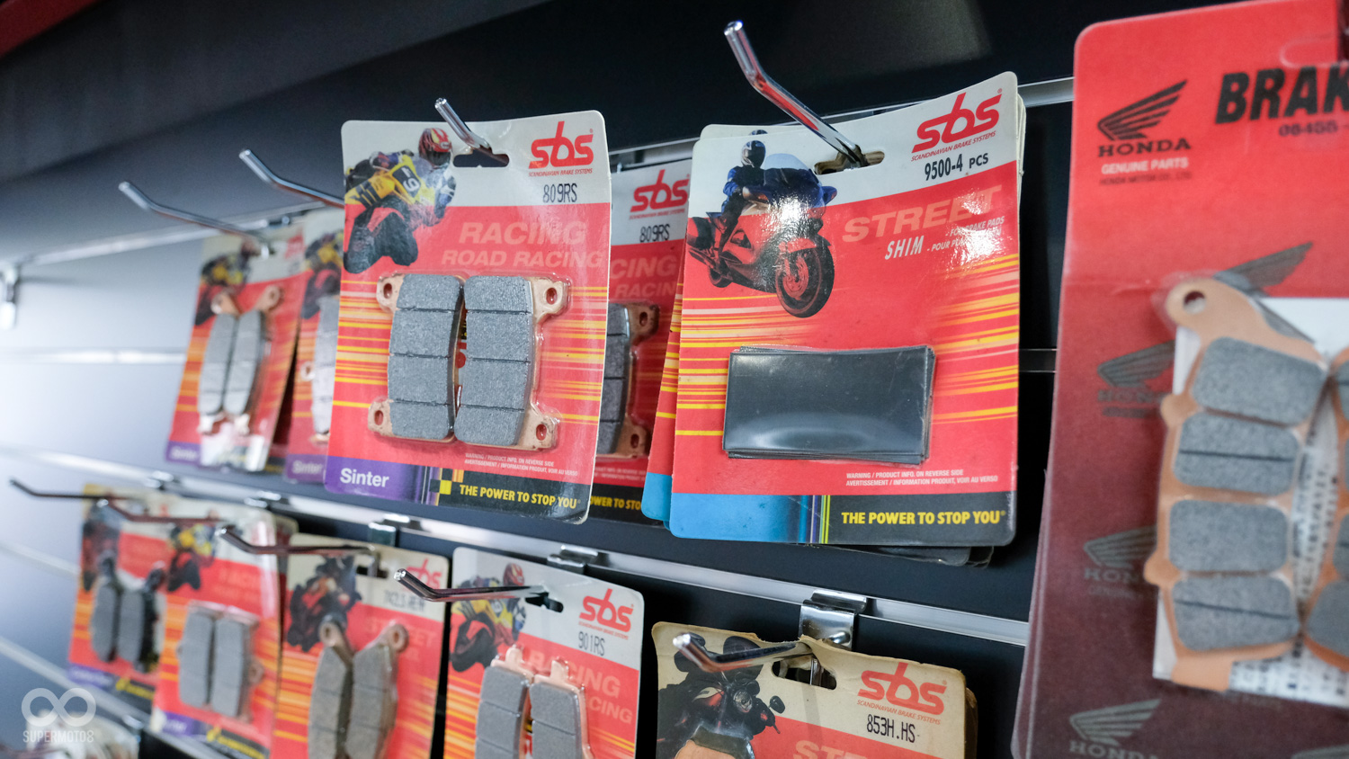 除了PIRELLI輪胎之外,現場也備有SBS的高效能頂級煞車皮供消費者選購