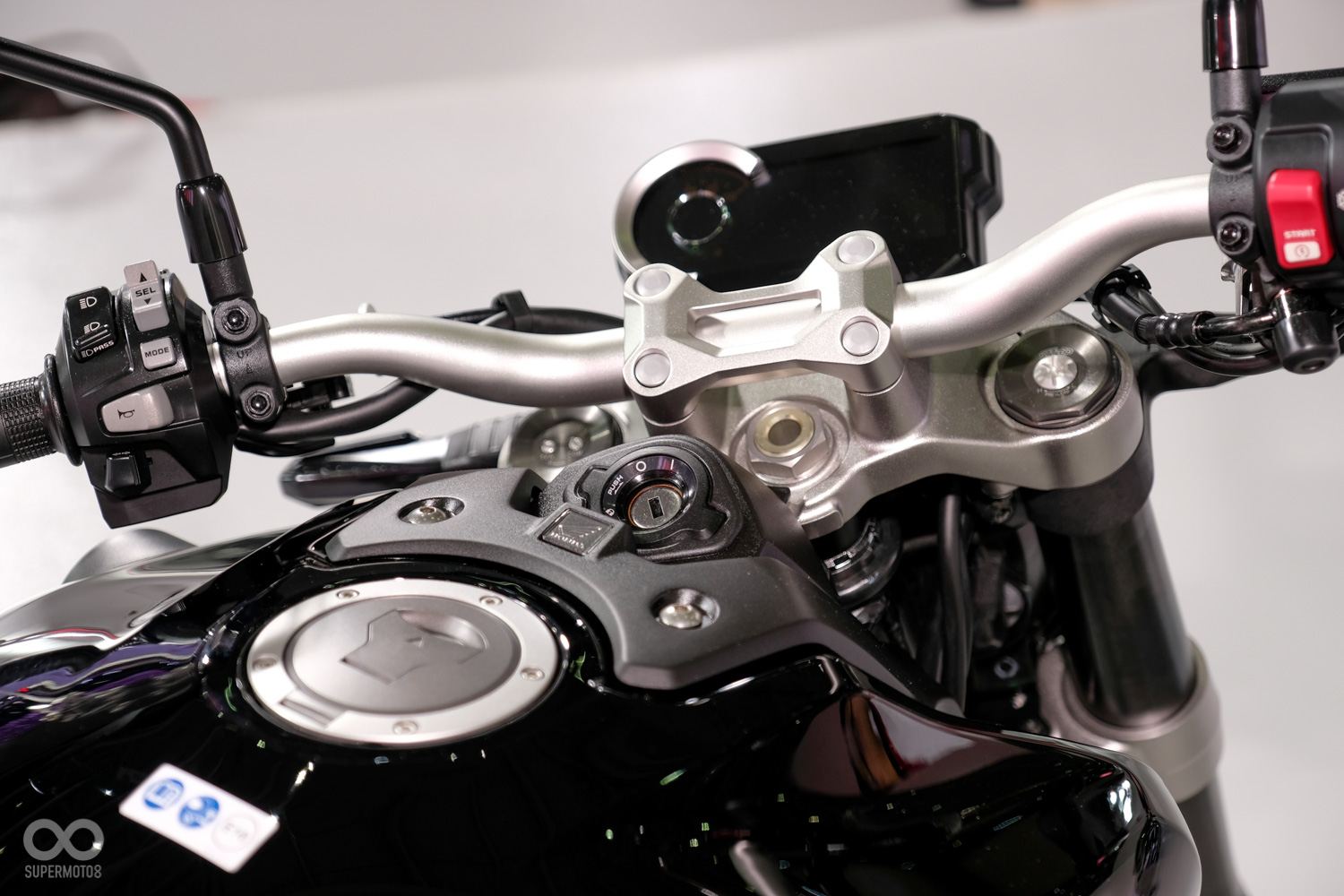 極具科技感的日行燈以及全液晶儀表彰顯車輛科技感。