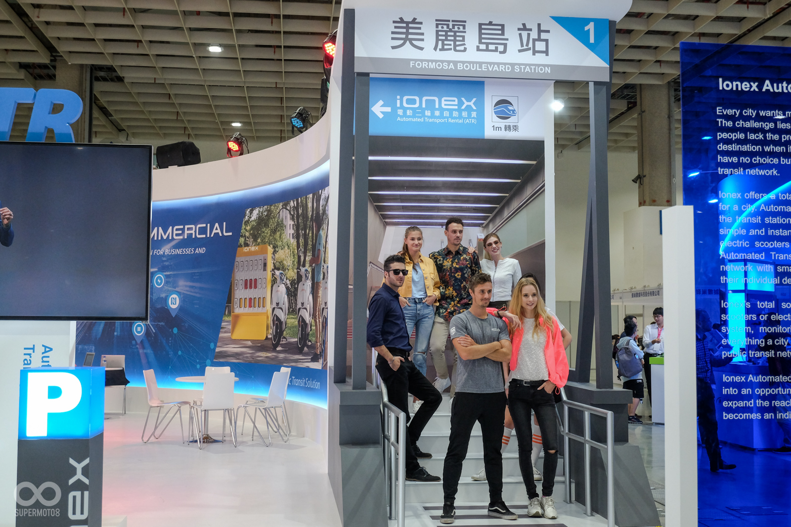 現場的模特兒們,示範從捷運站出來後,迅速地前往Ionex據點租用車輛
