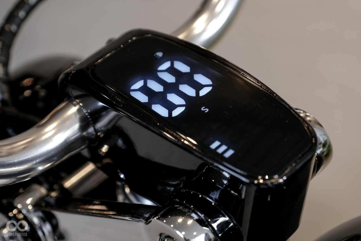 儀表板使用權液晶的冷光面板,添加了些許的科技感