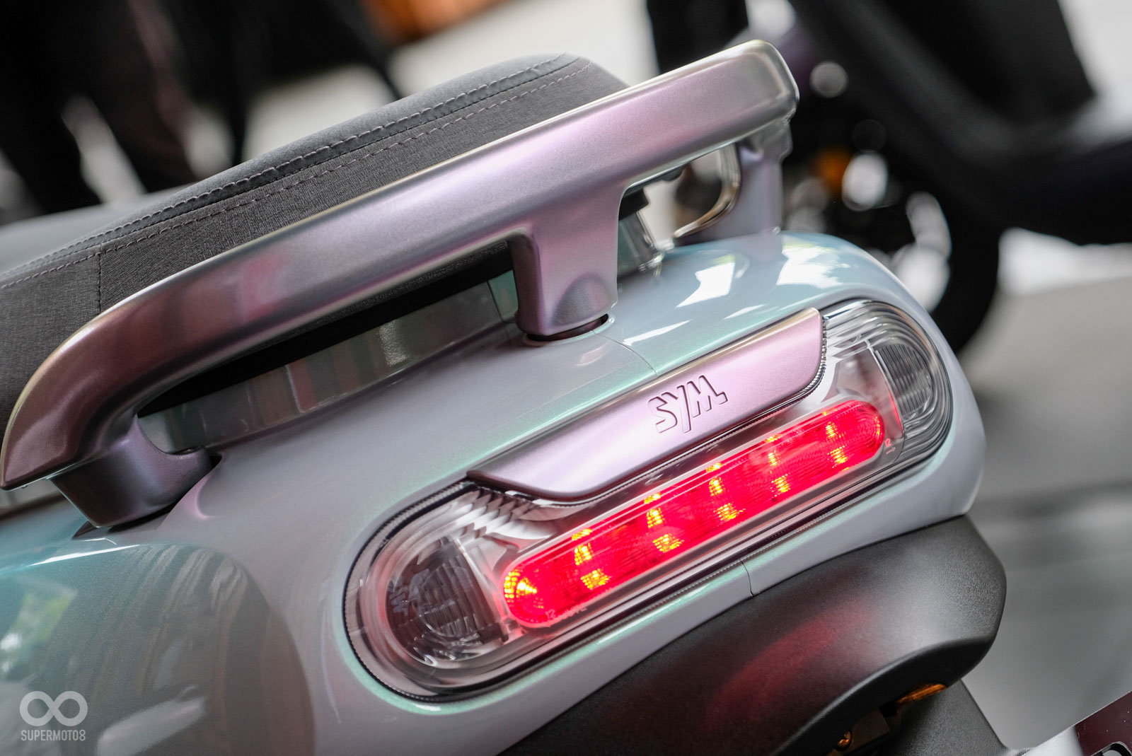 膠囊型的一體式尾燈，上方後扶手也採用幻彩烤漆搭配