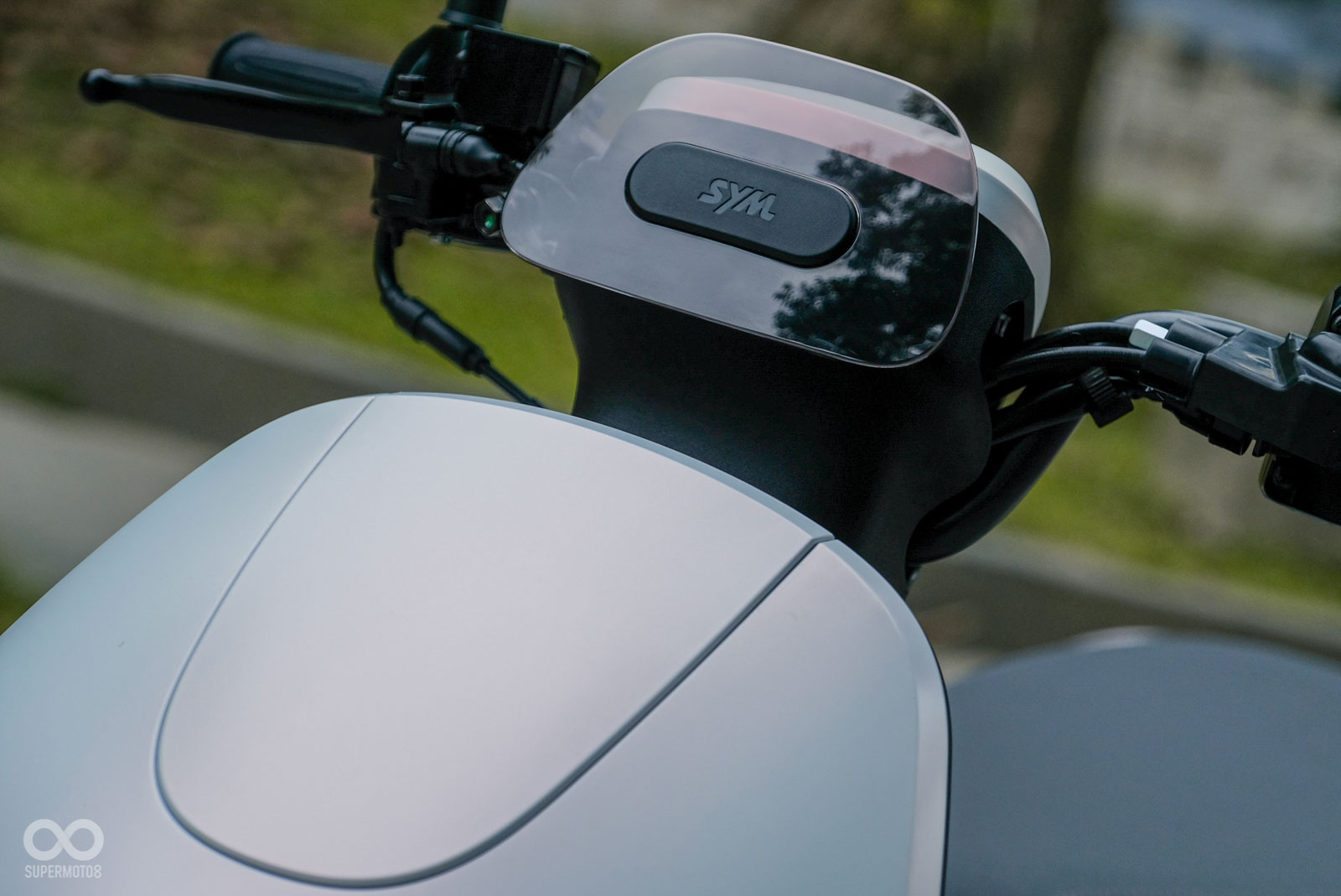 車頭上方具有小風鏡裝飾