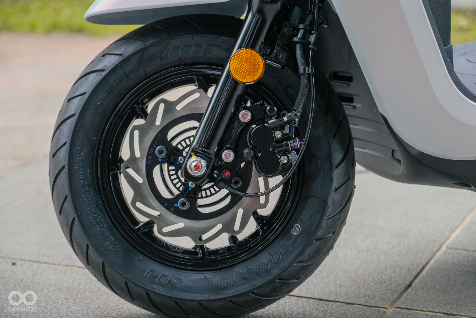 前方搭配205mm碟盤,CLBCU單一配置CBS煞車系統