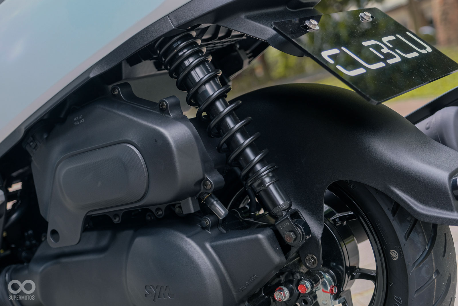 後方使用單槍避震器