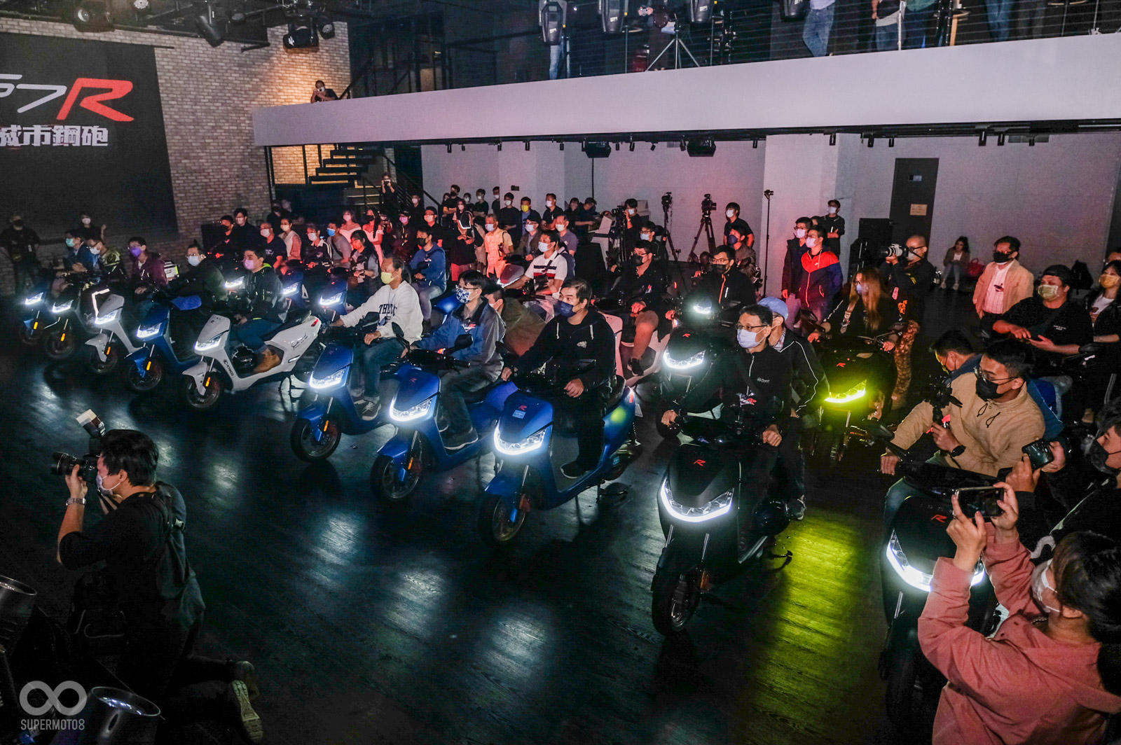 即便當天北部天候不佳，依舊有大量S7R車主齊聚台北，參與官方首場車聚活動