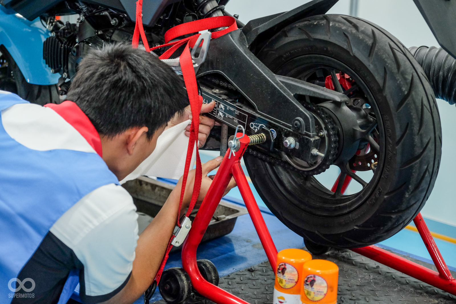 技師檢查鏈條鬆緊與清潔、上油