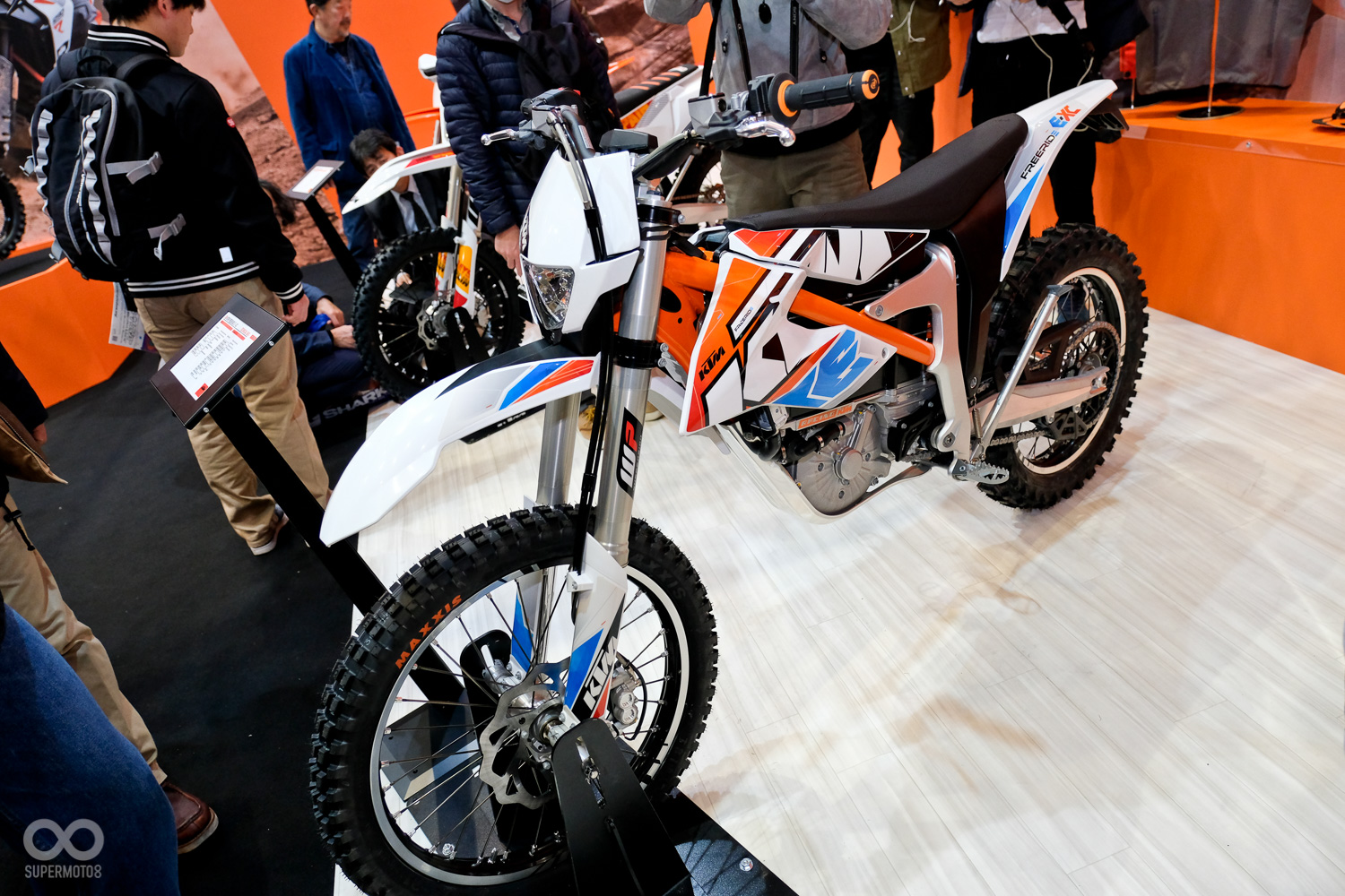 越野車部分也是以250c.c.的中排氣輛車款為主，其中更展出一輛由電池驅動的科技越野車