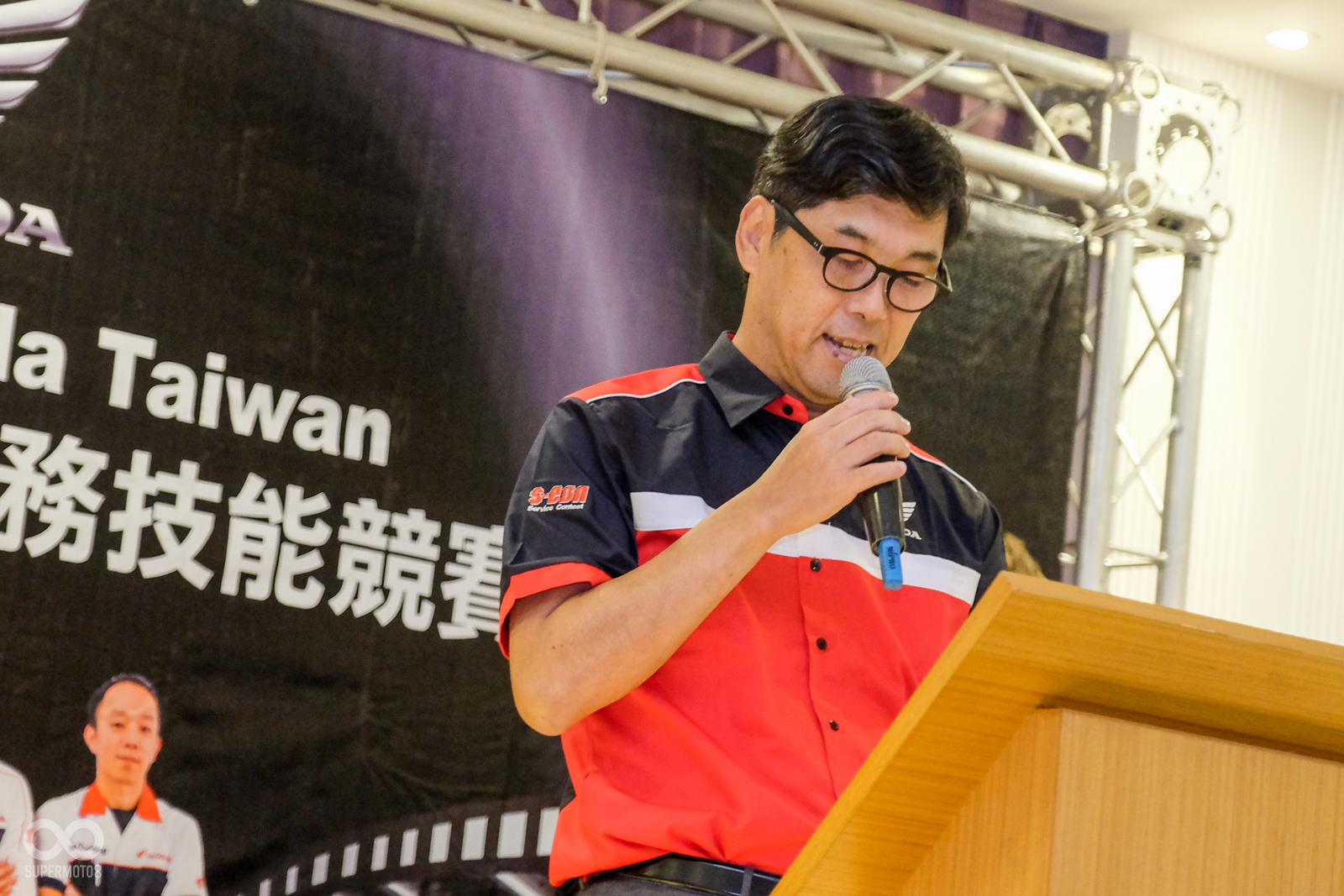 HONDA TAIWAN的董事長 伊藤隆人感謝大家一整天的辛苦比賽
