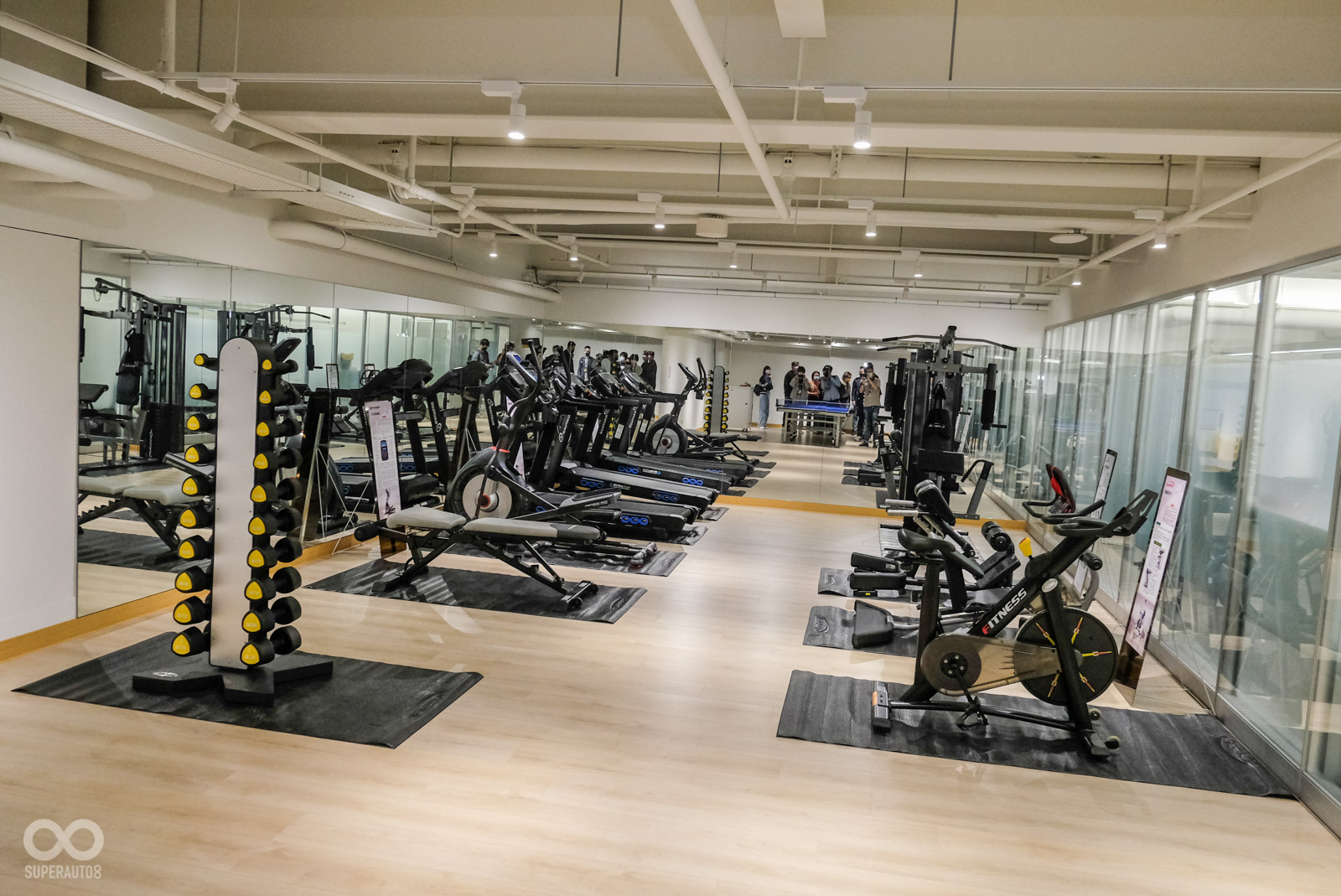 展間內設有健身房，讓員工免費使用（小編羨慕中...