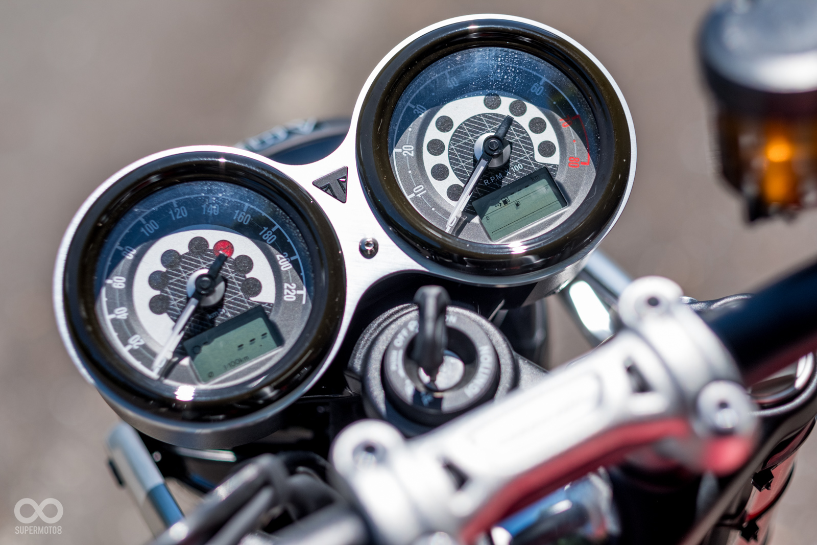 經典指針雙錶不論在白天、晚上都有不錯的辨識度，小面積的液晶儀表內也能看到目前的騎乘模式、里程、剩餘油量等資訊