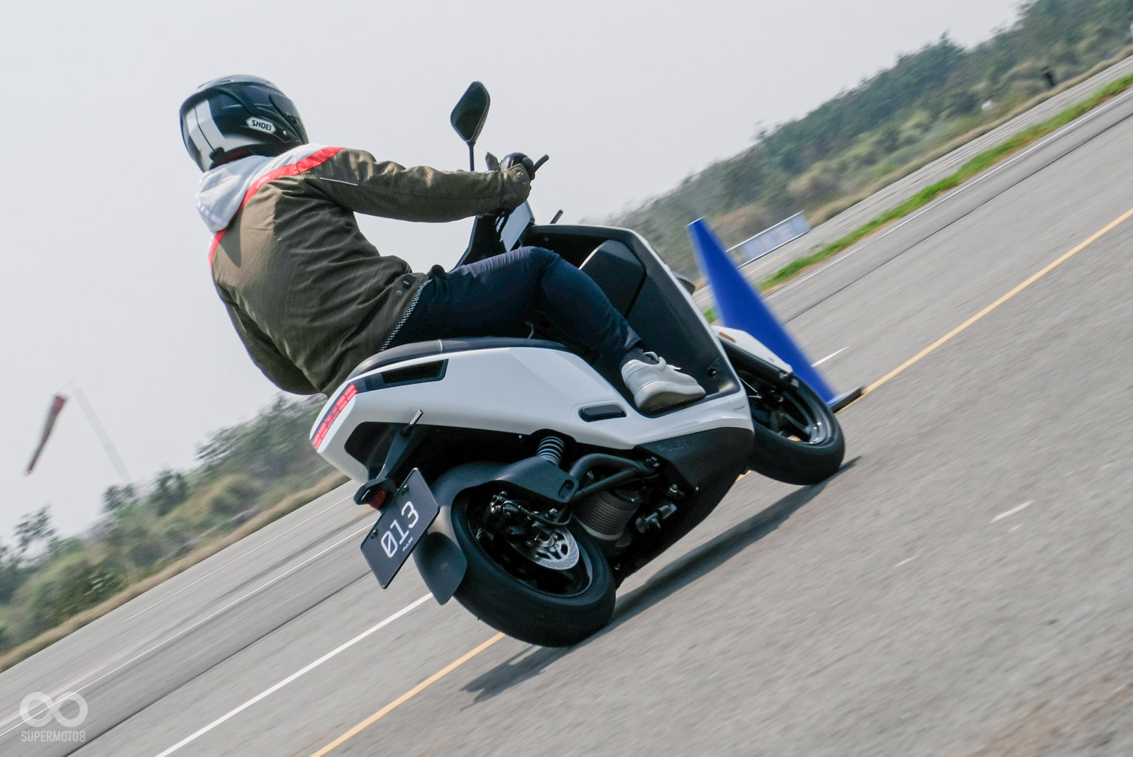 面對不斷地左右彎切換， Gogoro Pulse 相當俐落聽話，動態表現靈活