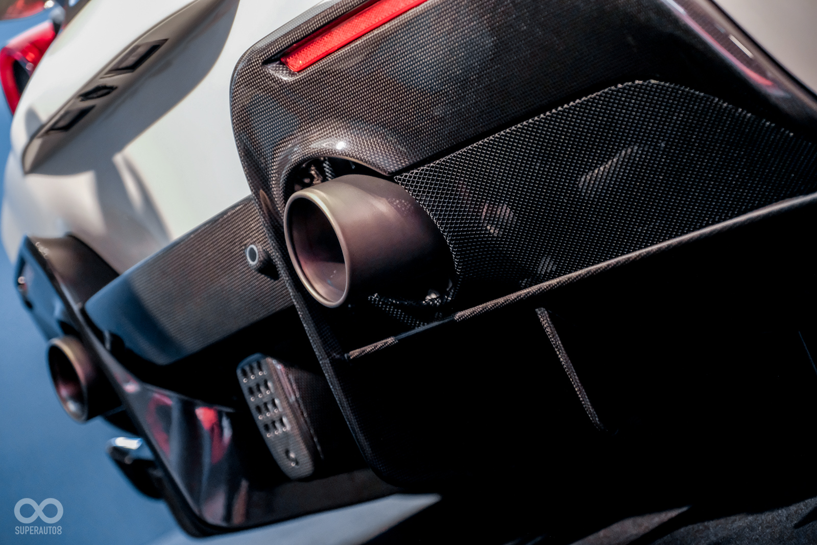 全車大量採用碳纖維部件