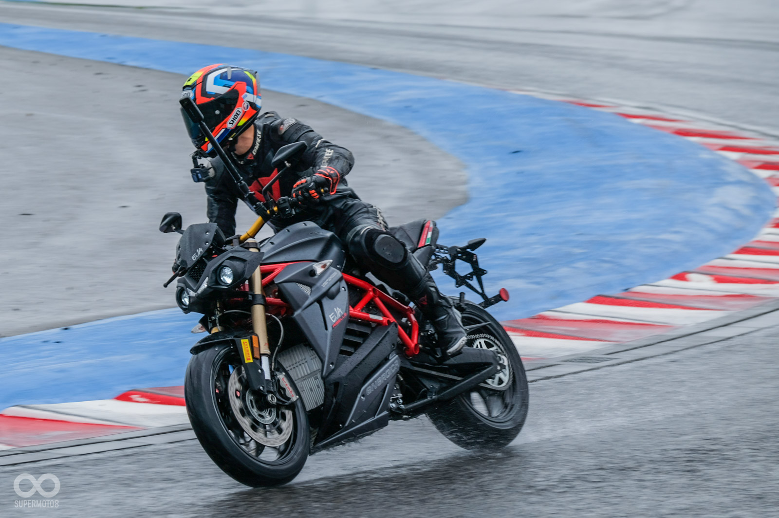 145匹的馬力對比公升級不算太亮眼，但強勁的扭力再出彎加速上絲毫不輸給公升級仿賽