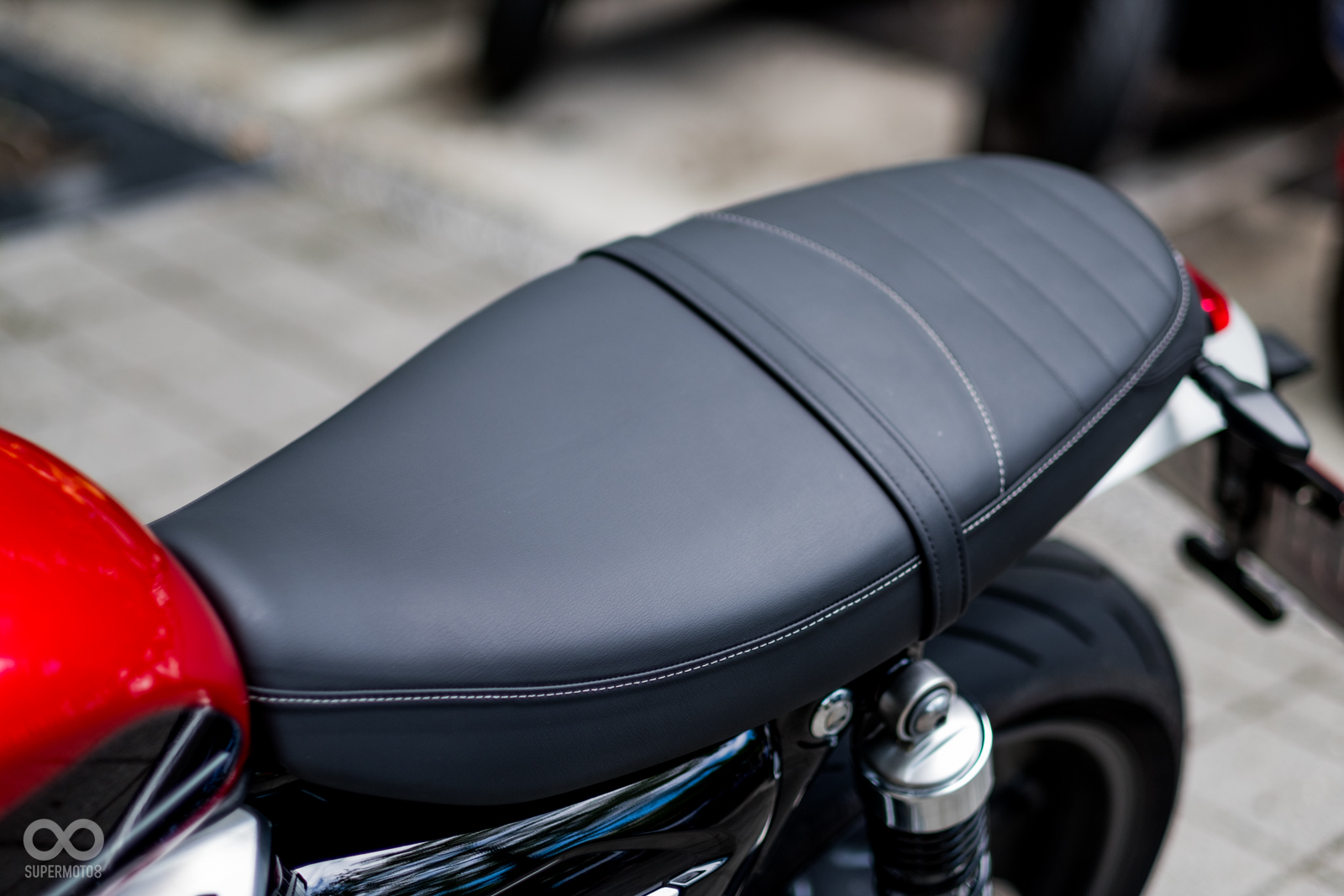 Speed Twin的坐墊設計相當平坦，並且後方以橫條縫線來營造出復古的質感