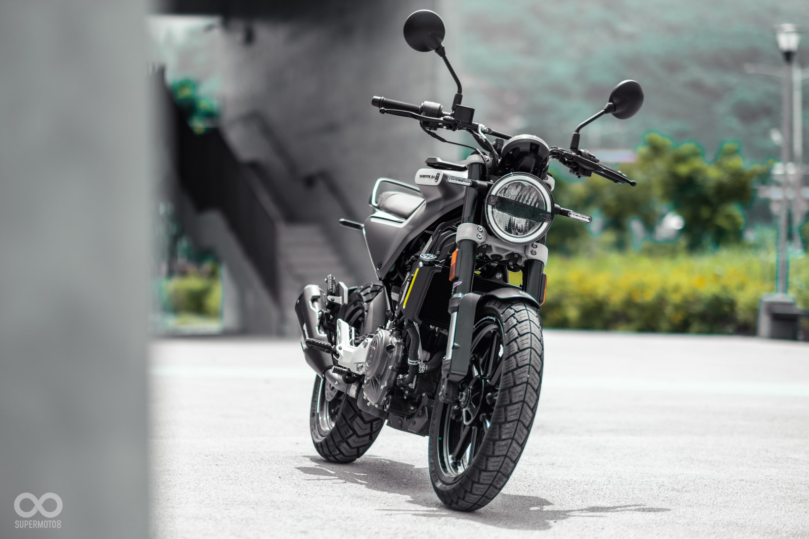 LED大燈的外圈有導光條,左右兩側的方向燈也是LED燈具